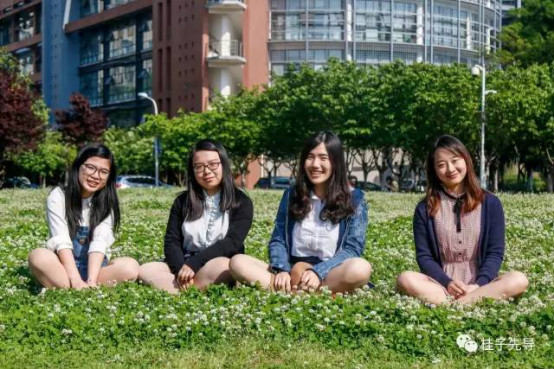 从左至右:徐伟琴、姜秋璐、周天羽、赵漫铃