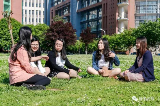 四美女学霸与辅导员李丽莎(左一)在一起聊天。