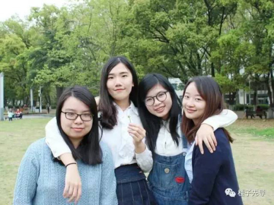 四姐妹在博雅广场上的毕业照